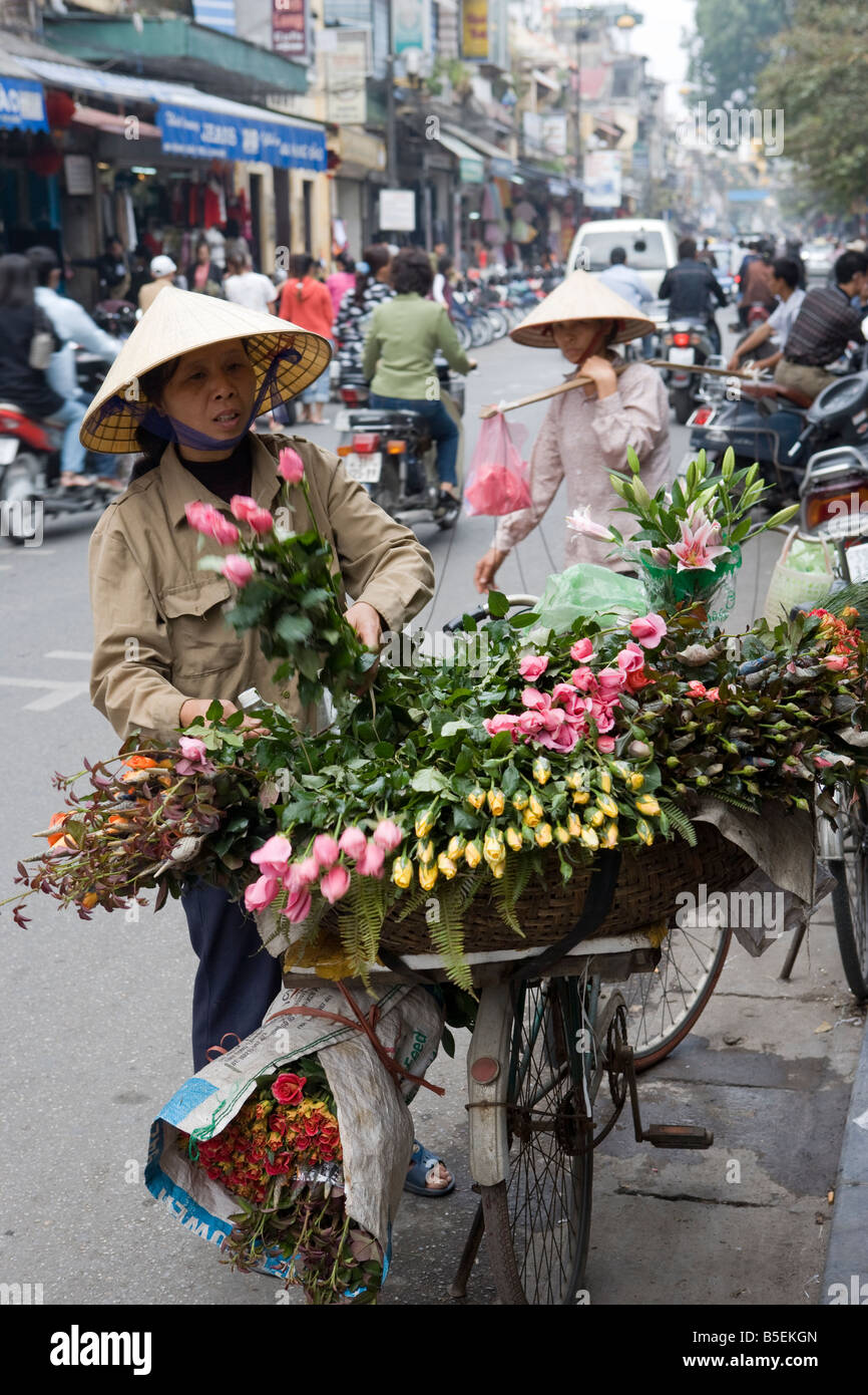 Cella di fiori in bici in strada nella vecchia Hanoi Vietnam Foto Stock