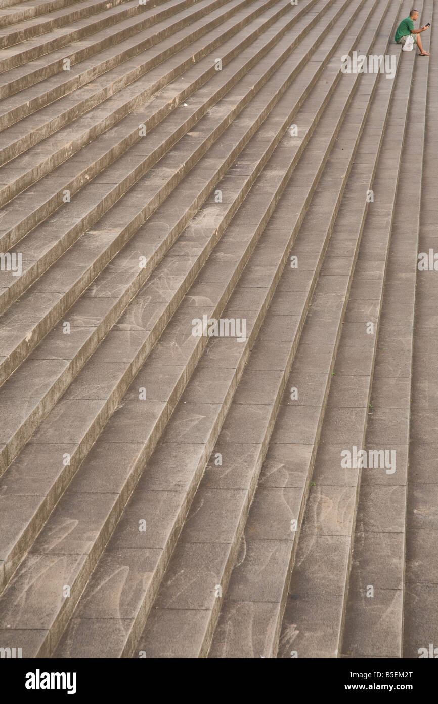 Un uomo seduto a leggere un libro sulle fasi di Buenos Aires facoltà di diritto dell'università di Foto Stock