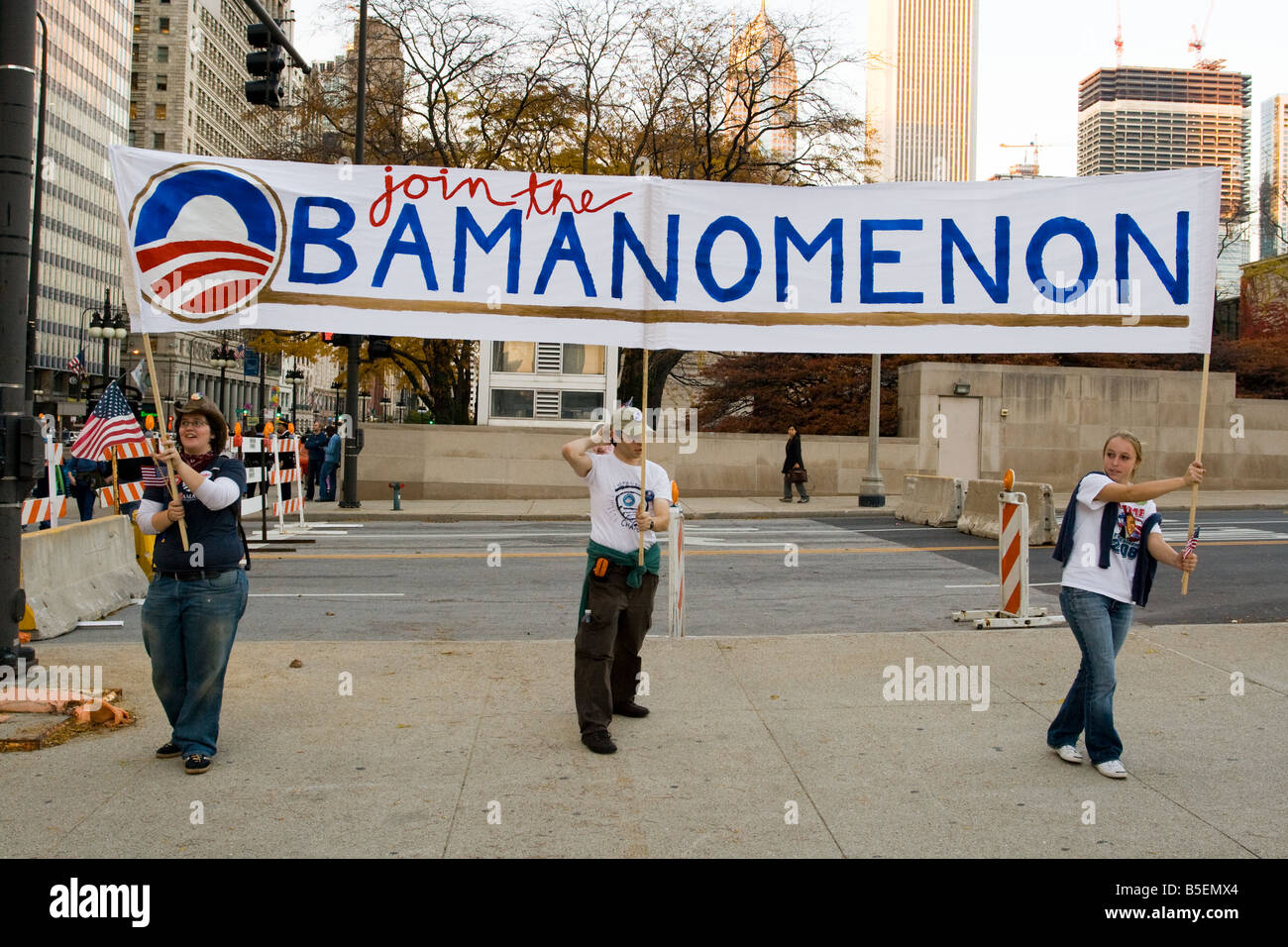 La gente vicino Grant Park in Chicago Illinois tenendo un cartello a sostegno di Barack Obama prima del suo rally presidenziale Foto Stock
