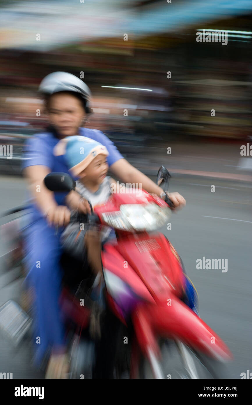 Scooter con la madre e il bambino nel traffico in Ho Chi Minh city Vietnam Foto Stock