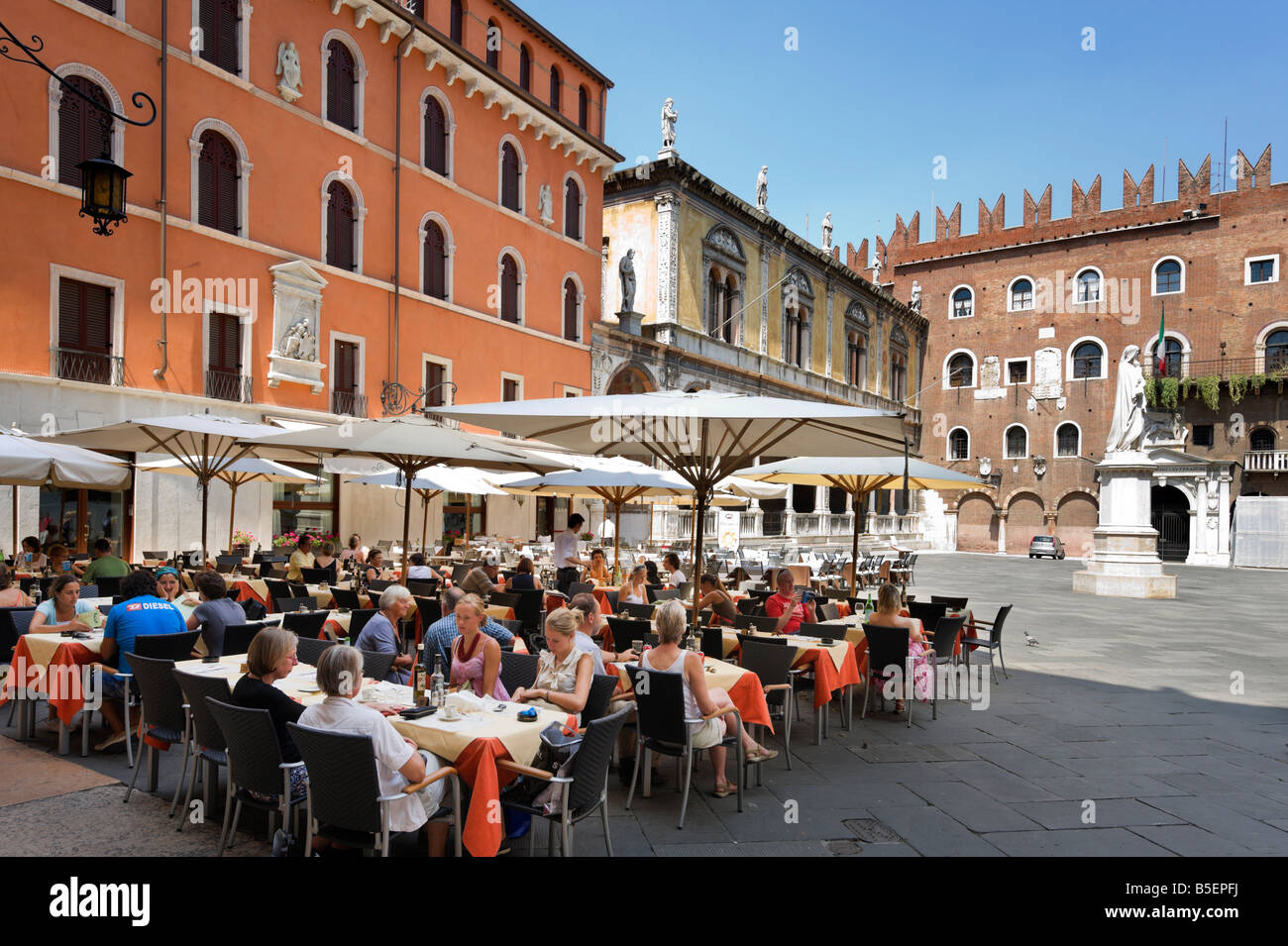 Caffe Ristorante Dante in Piazza dei Signori con la Loggia del Consiglio e il Palazzo degli Scaligeri dietro), Verona, Italia Foto Stock