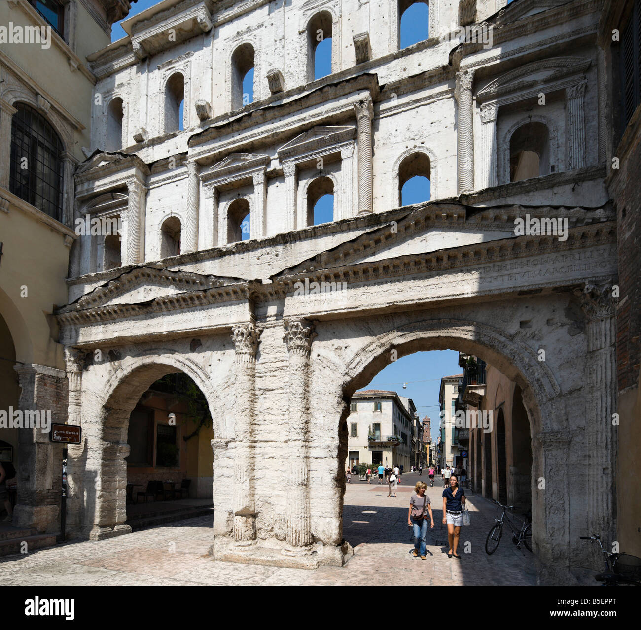 La vecchia Porta Romana di Porta dei Borsari, Verona, Italia Foto Stock