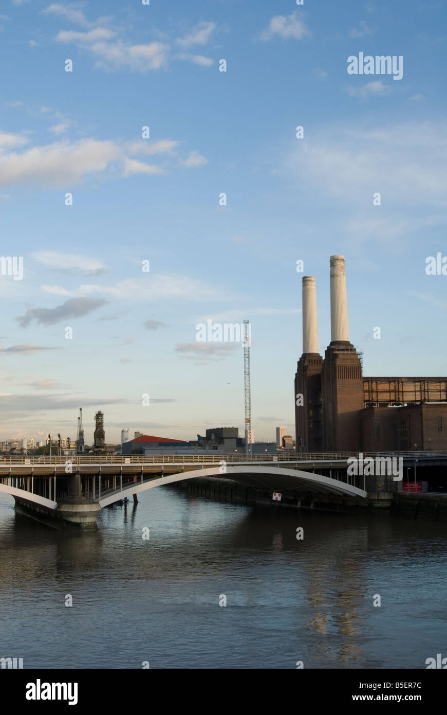 Una immagine di Battersea Power Station preso dal Chelsea Bridge cercando di fronte fiume Tamigi con cielo blu e nuvole Foto Stock