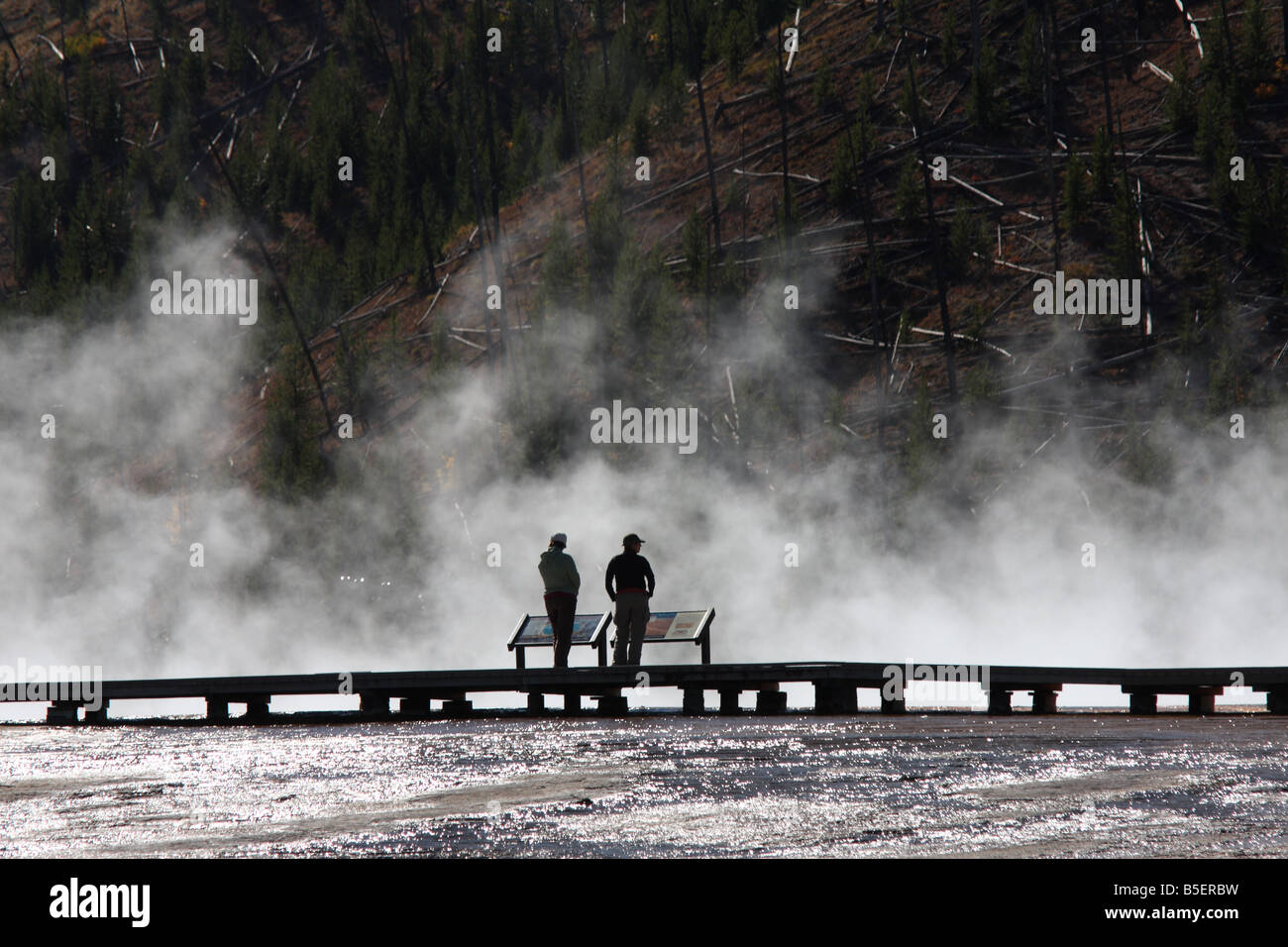 I turisti sul lungomare a Grand Prismatic Spring, Midway Geyser Basin, il Parco Nazionale di Yellowstone Foto Stock