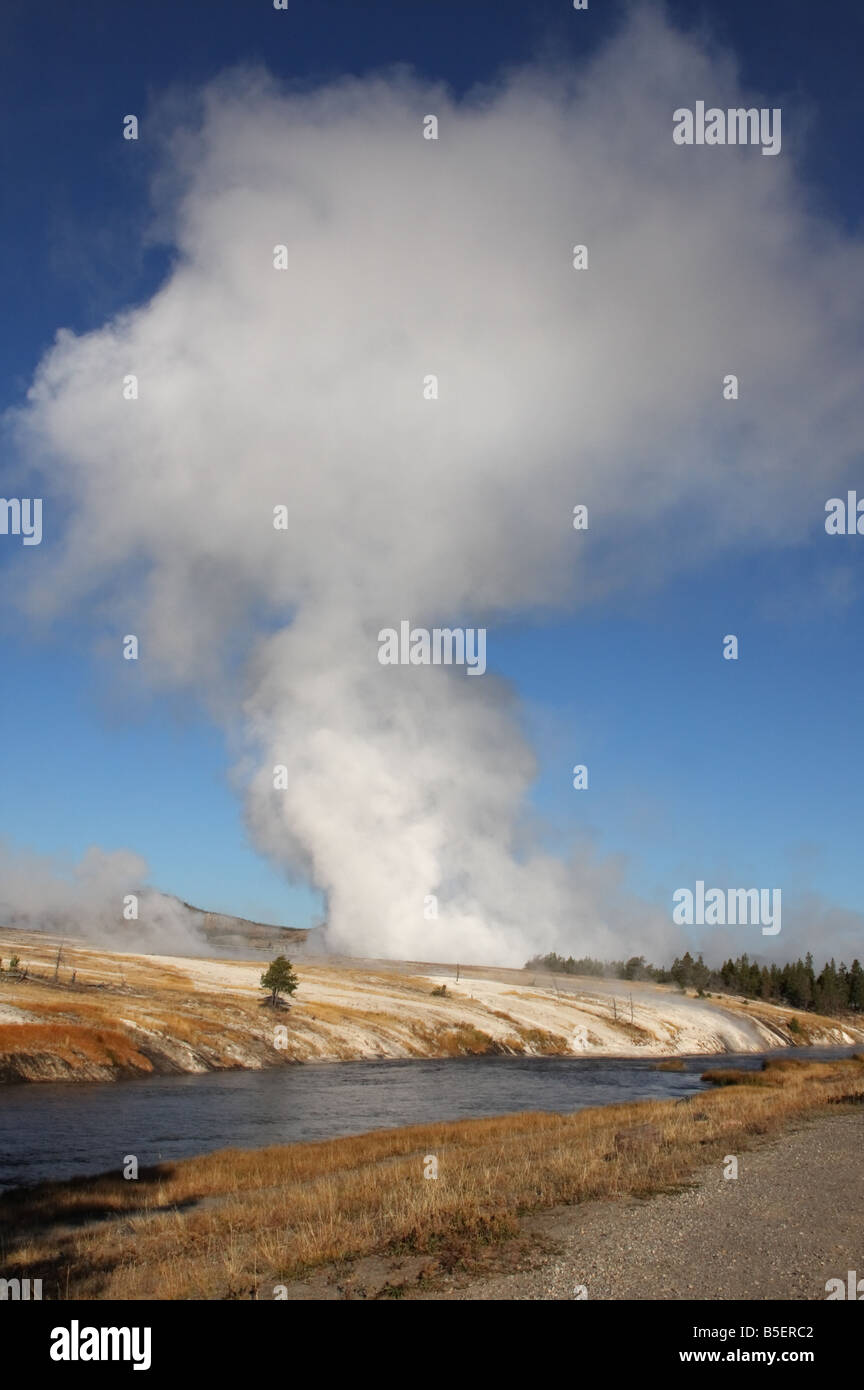 Excelsior geyser che erutta, Midway Geyser Basin, il Parco Nazionale di Yellowstone Foto Stock