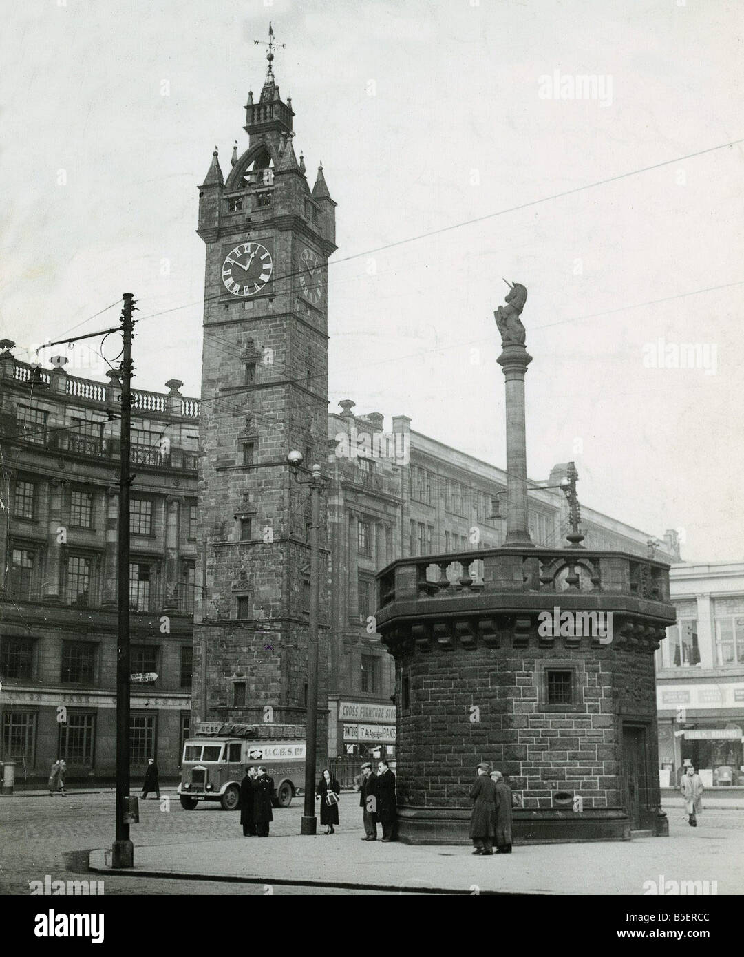 Glasgow Cross con Tolbooth Steeple e Trongate 1952 High Street Foto Stock