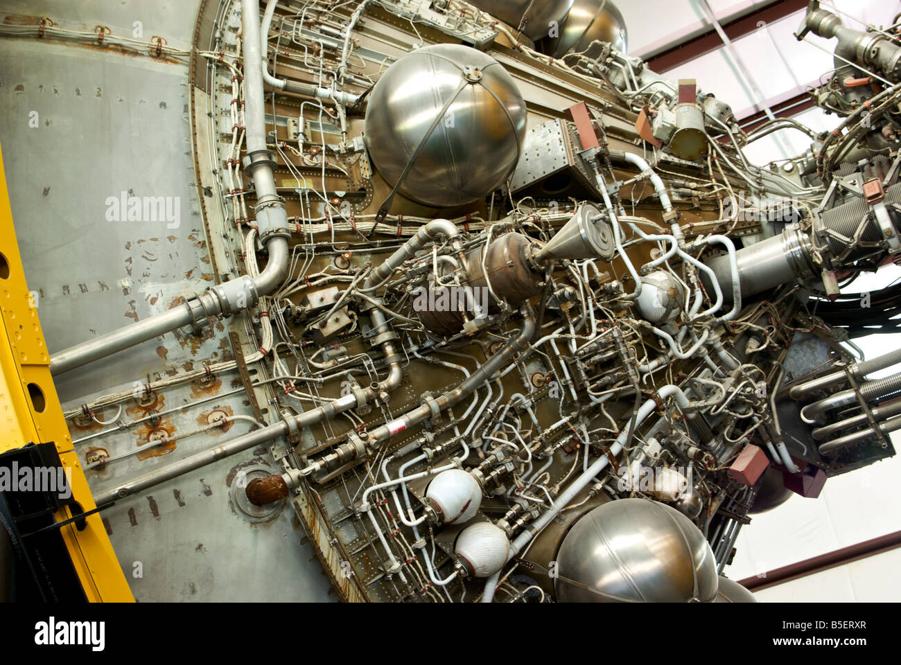 Motore a razzo a combustibile delle valvole di controllo e i collegamenti idraulici su Saturno V display a razzo a Johnson Space Center Foto Stock