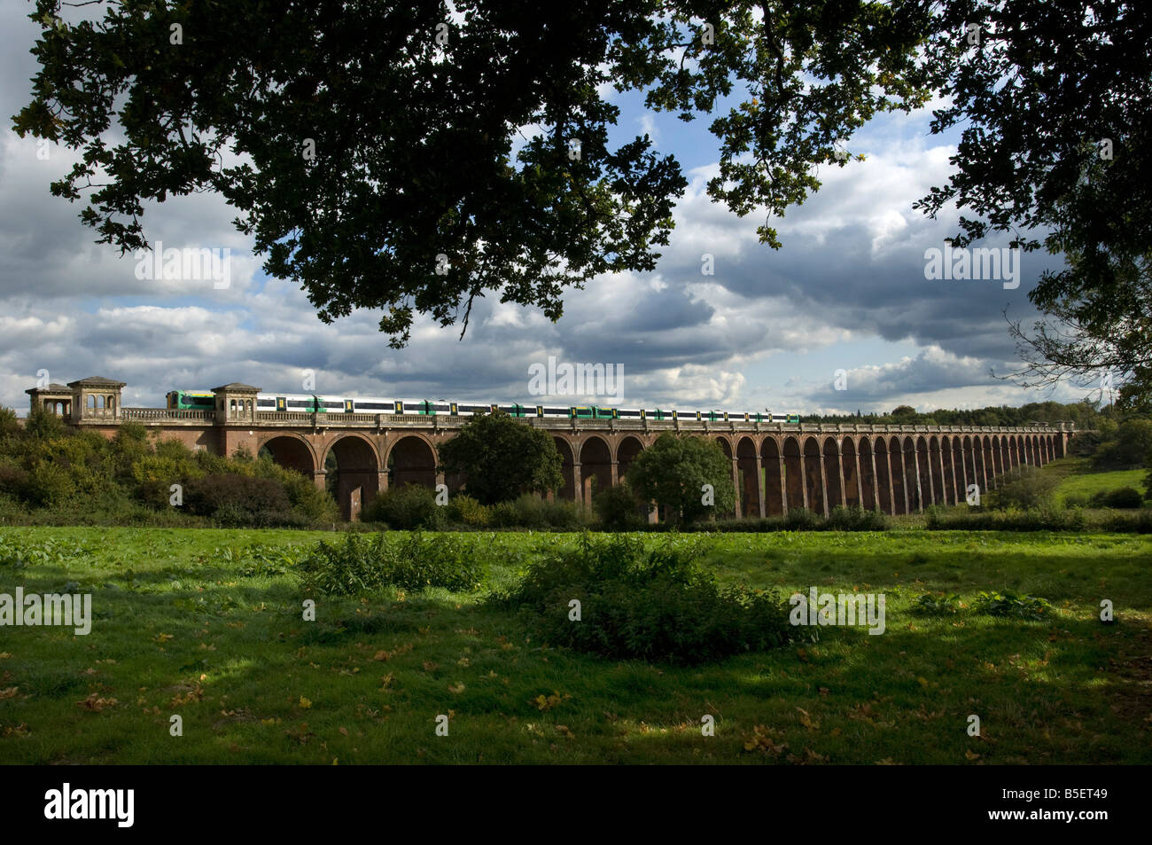 Un Southern Commuter Rail express treno attraversa la valle Ouse viadotto Balcombe sul London-Brighton linea ferroviaria Foto Stock