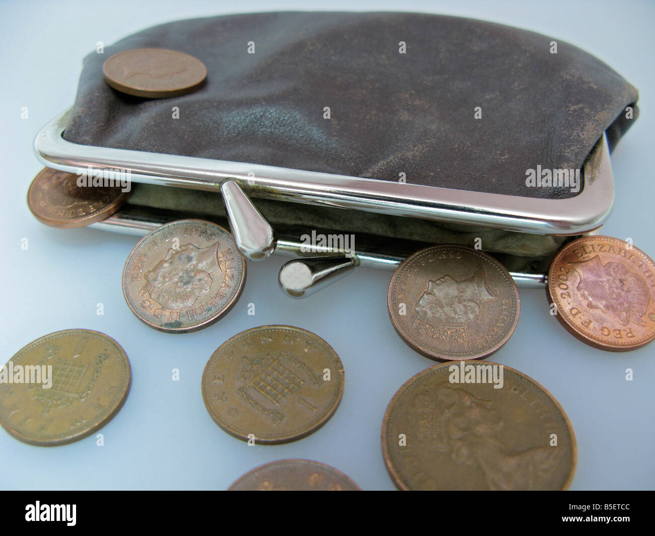 Bistrattato vecchia borsa con monete in credit crunch stenti volte Foto Stock