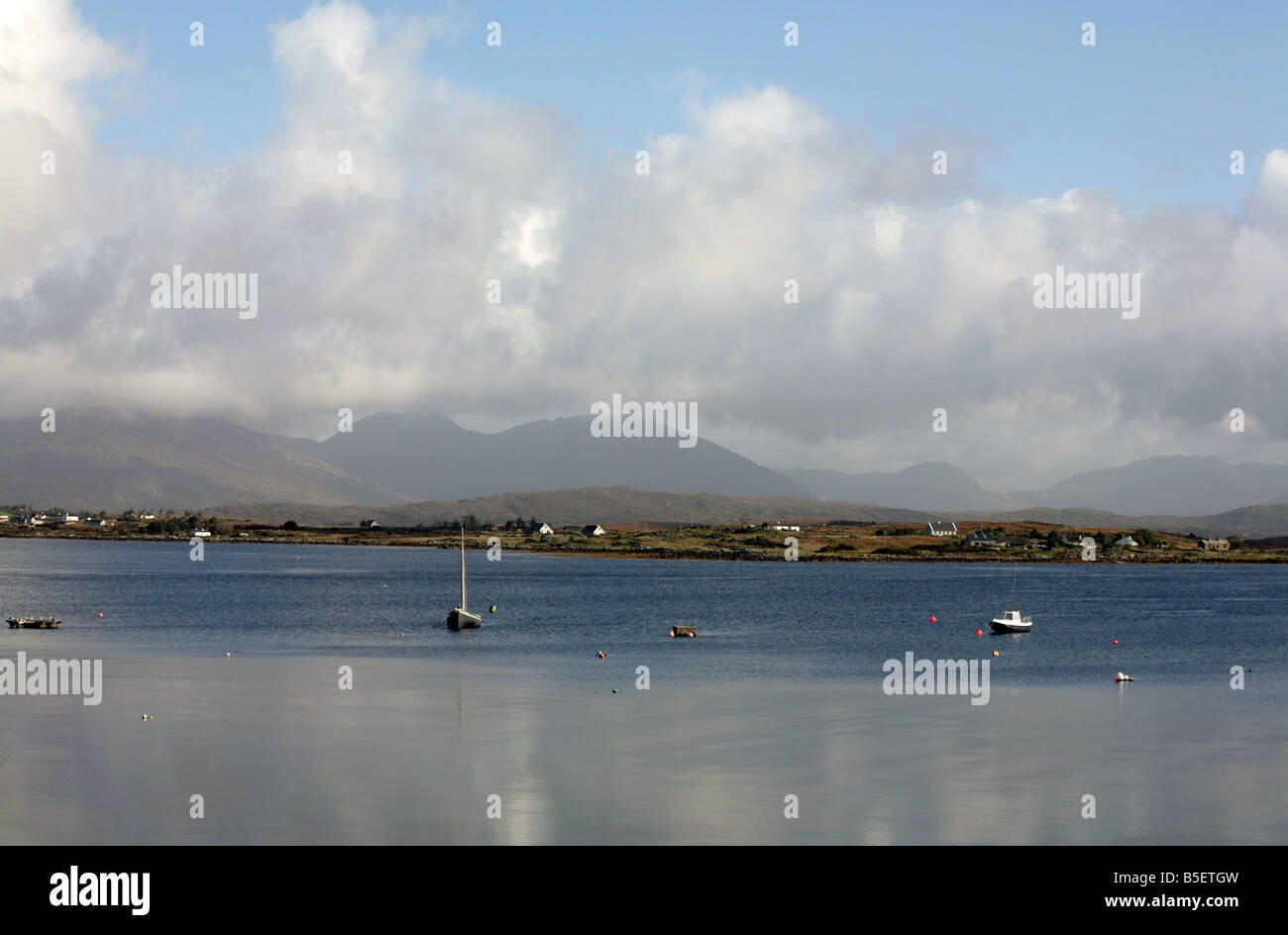 Roundstone Bay Il Mamturk montagne sullo sfondo Roundstone Connemara, nella contea di Galway Irlanda Foto Stock