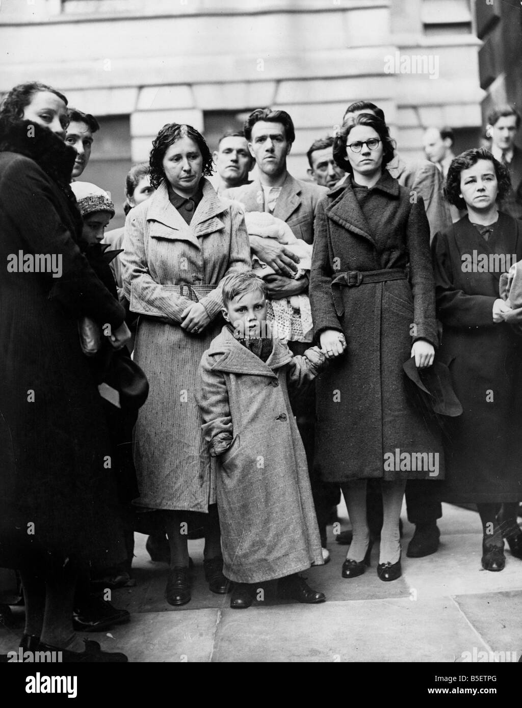 I superstiti della camicia olandese Simon Bolivar affondato da una mina tedesca nel Mare del Nord, visto lasciare San Bartolomeo Hospital di Londra dopo aver ricevuto il trattamento;Novembre 1939 ; Foto Stock