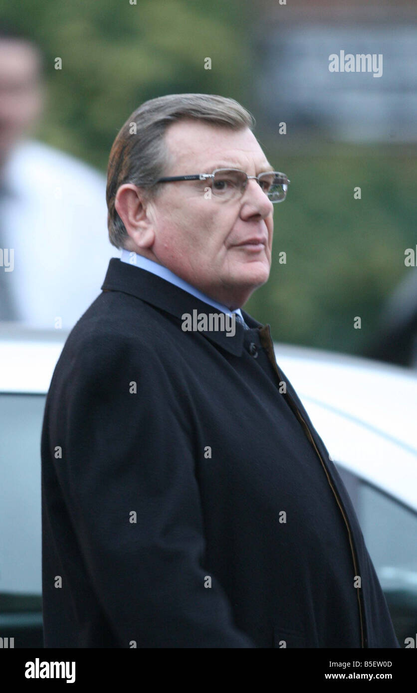 Gerald Ronson arrivando per Jeremy Beadle s funerale oggi in Finchley Foto Stock