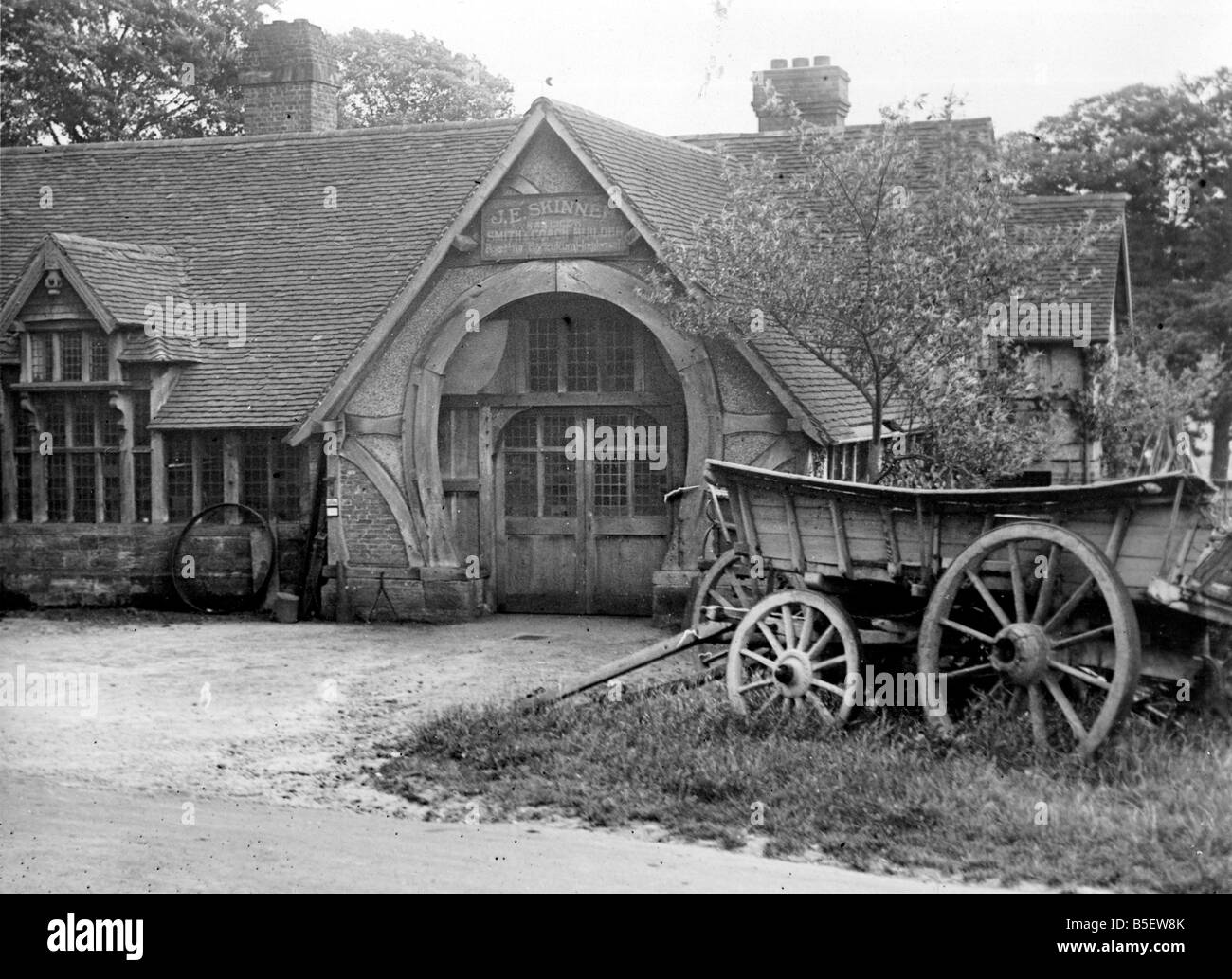 Un carrello al di fuori del worskshop di J.E. Skinner, un carrozziere in Fenshurst, Kent&#13;&#10;Circa 1935 Foto Stock
