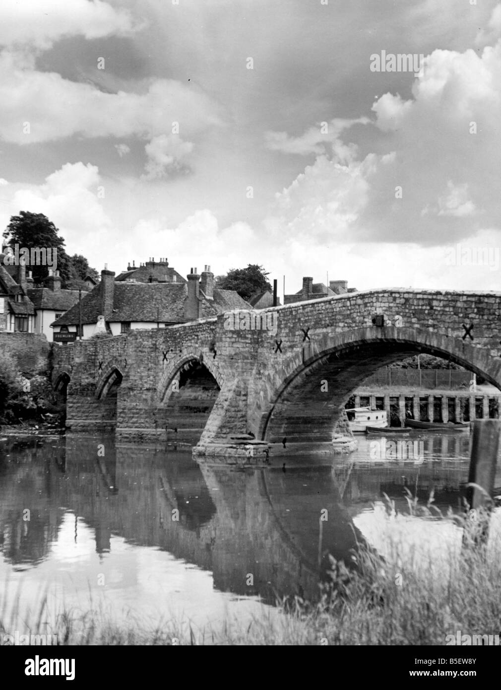 Vista mostrante un vecchio ponte che attraversa il fiume Medway nel villaggio di Aylesford, Kent&#13;&#10;Circa 1935 Foto Stock