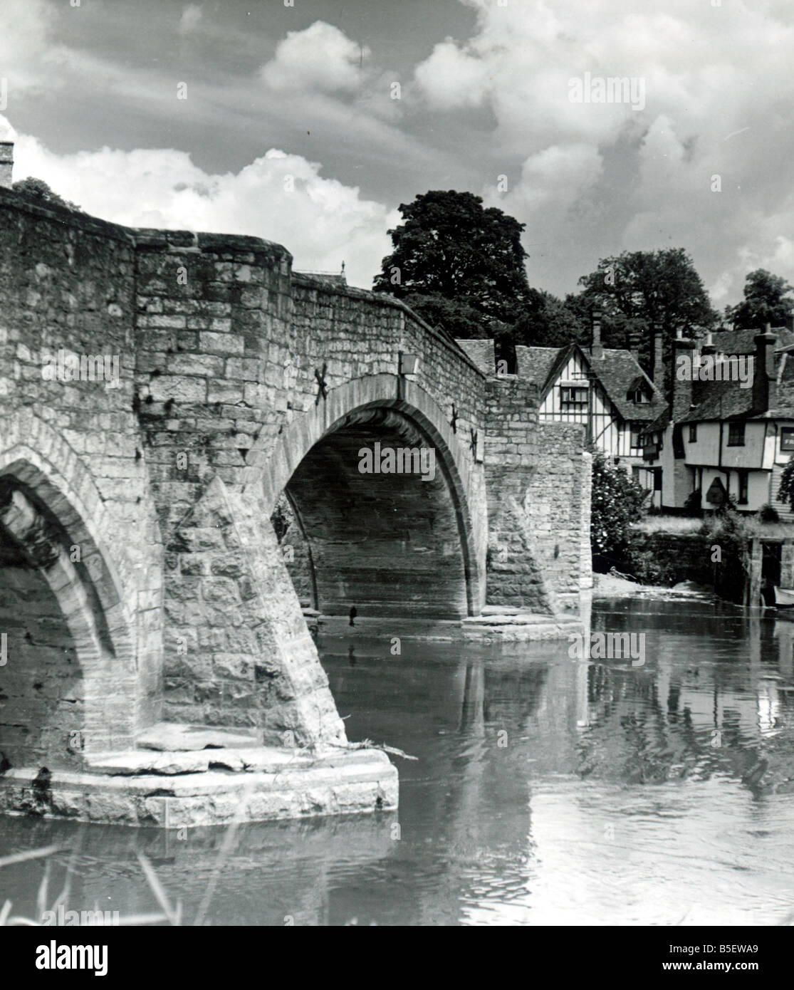 Vista mostrante un vecchio ponte che attraversa il fiume Medway nel villaggio di Aylesford, Kent&#13;&#10;Circa 1935 Foto Stock