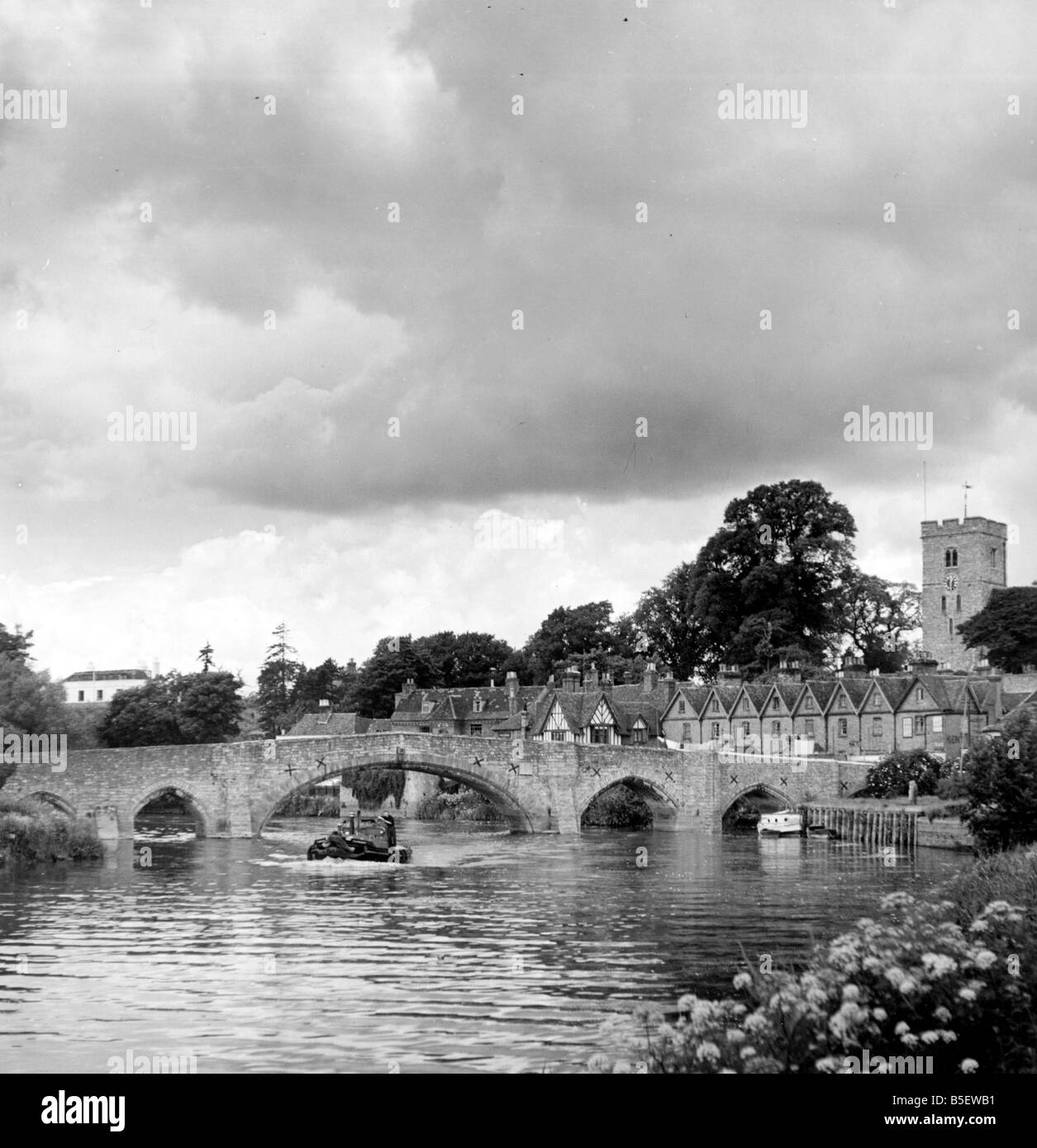 Vista mostrante un vecchio ponte che attraversa il fiume Medway nel villaggio di Aylesford, Kent&#13;&#10;Circa 1935 Foto Stock