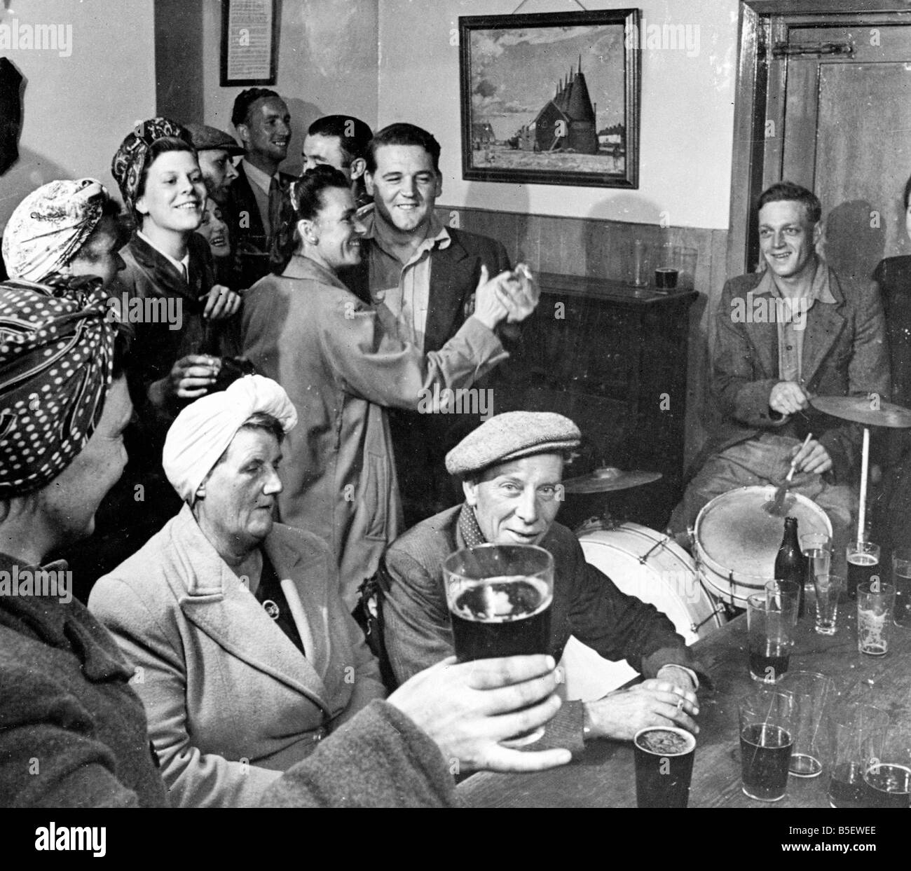 Hop raccoglitori con uomini locali a bere in un pub di campagna nel Kent dopo una dura giornata di lavoro&#13;&#10;Circa 1930 Foto Stock