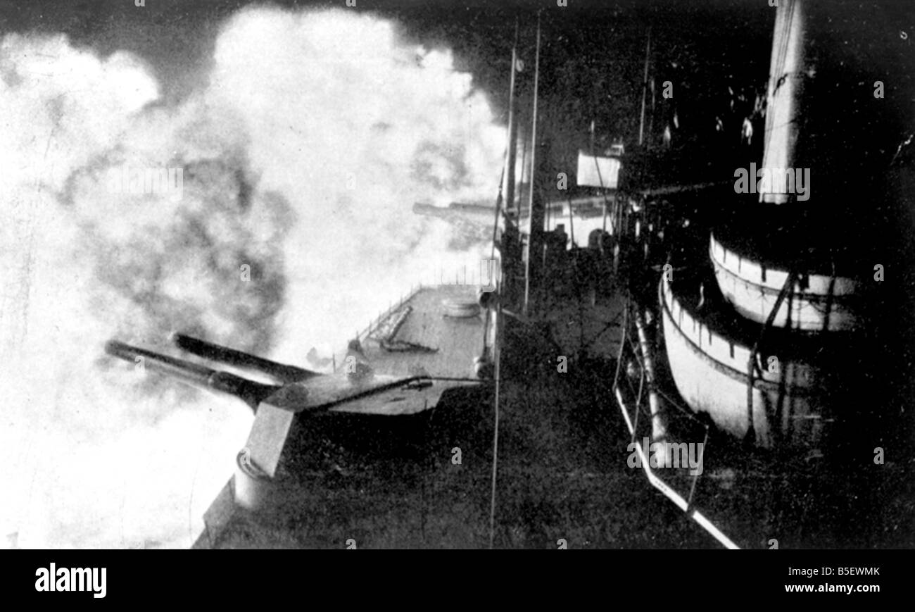 Notte di sparo le armi principali sulla Royal Navy dreadnought HMS Hercules. Presi dallo specchio fotografo Bernard Grant. Circa Ott. Foto Stock