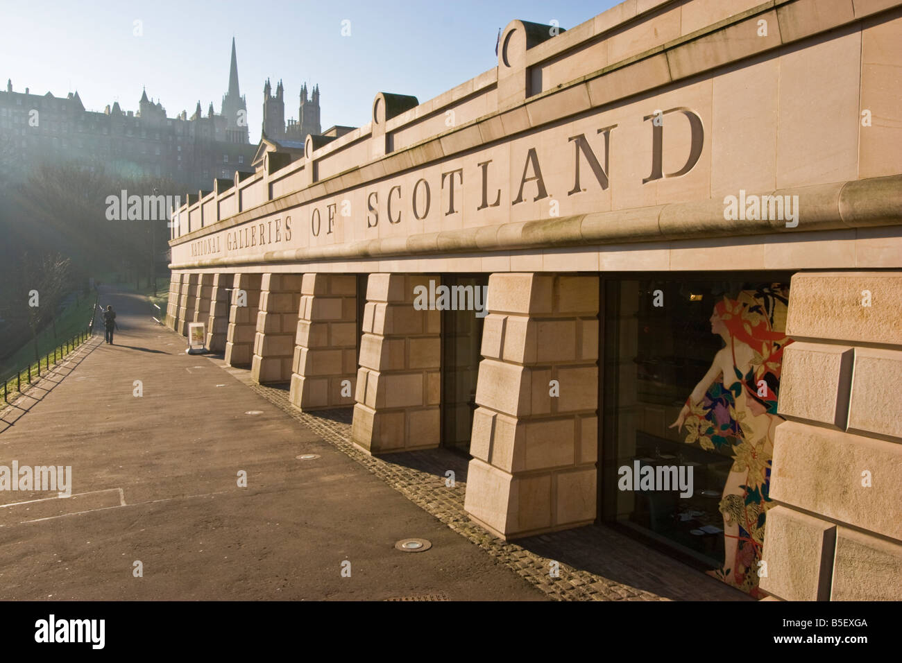 La nuova sezione della Galleria Nazionale di Scozia, a Edimburgo. Questa è la galleria di arte nazionale di Scozia. Un elaborato edificio neoclassico, sorge sulla Montagnola, tra le due sezioni di Edinburgh Princes Street Gardens. L'edificio, che fu progettato da William Henry Playfair, aperta per la prima volta al pubblico nel 1859. Foto Stock