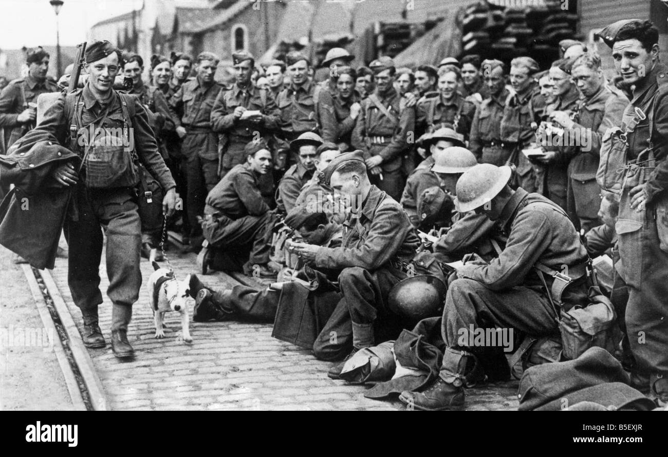 Evacuazione della British forza expeditionary da Dunkerque, Francia settentrionale. ;Roops in attesa di ordini e trasporto in una costa Sud porta, dopo il loro ritorno in Inghilterra. ;Giugno 1940 Foto Stock