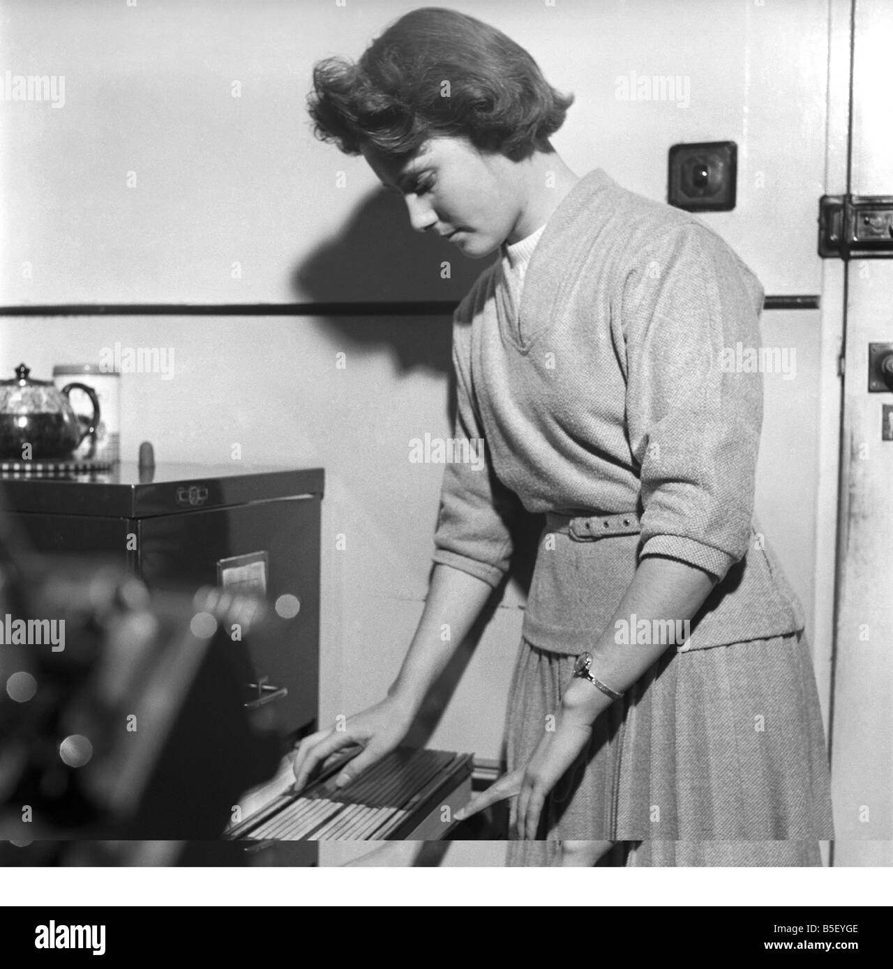 Ufficio generale scena: Segretario prendendo appunti e rispondere al telefono in un ufficio di Birmingham. Un573-002 Foto Stock