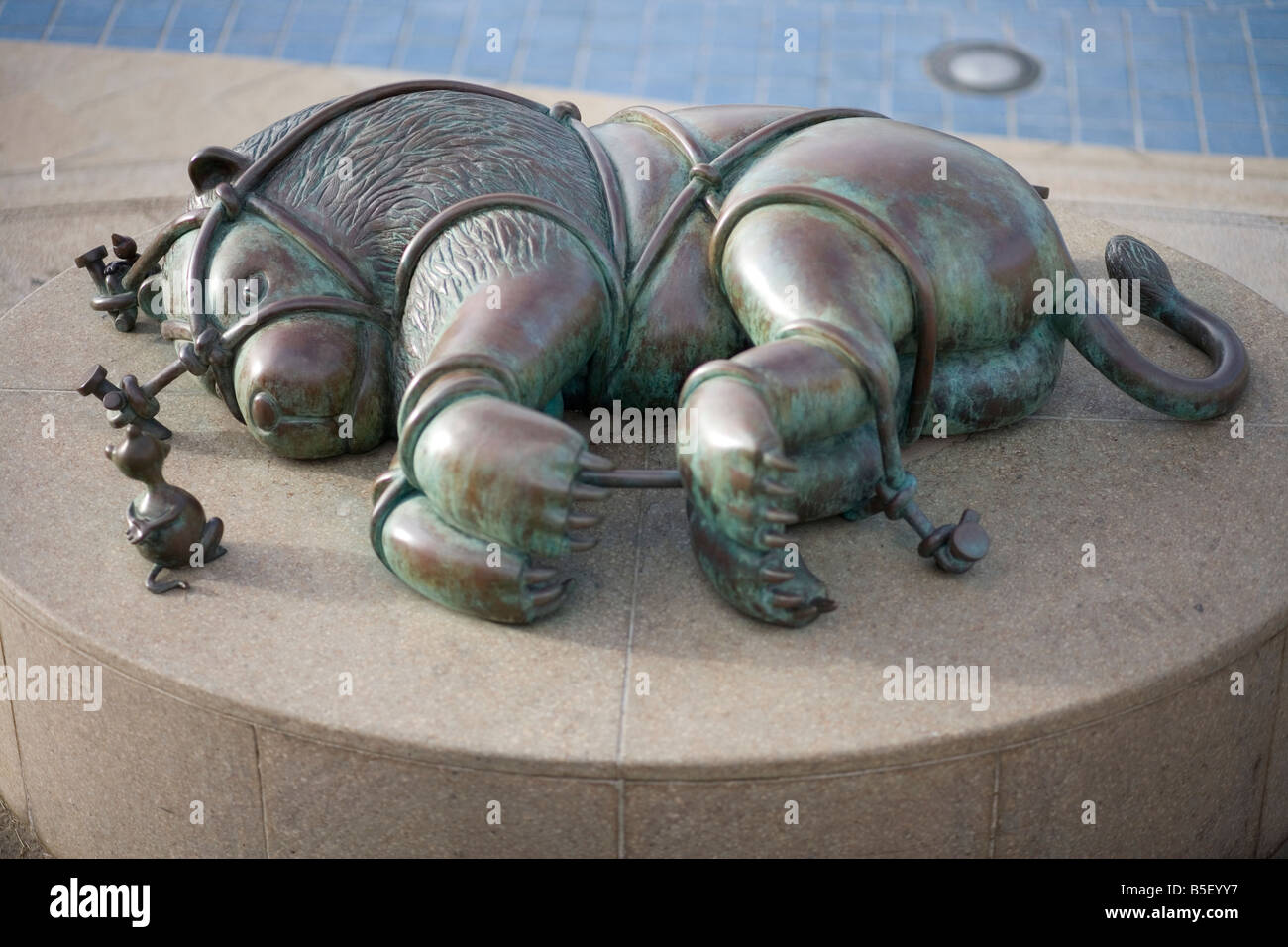 Un Tom Otterness scultura in bronzo - "Il Leone e il mouse a Scheveningen sculpture park Foto Stock