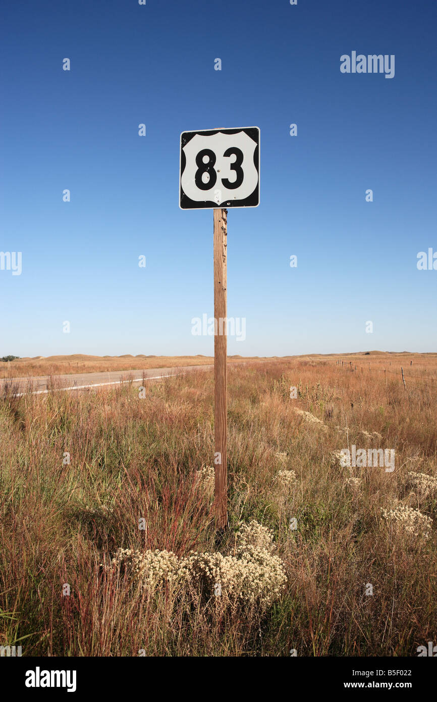 Un cartello stradale nelle zone rurali del Nebraska per US Highway 83. Foto Stock