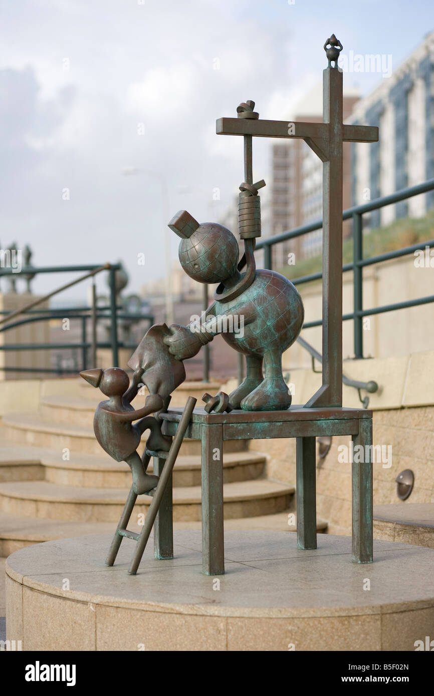Un Tom Otterness scultura, Scheveningen, Olanda - 'Oh, Lars il mio ragazzo' Foto Stock