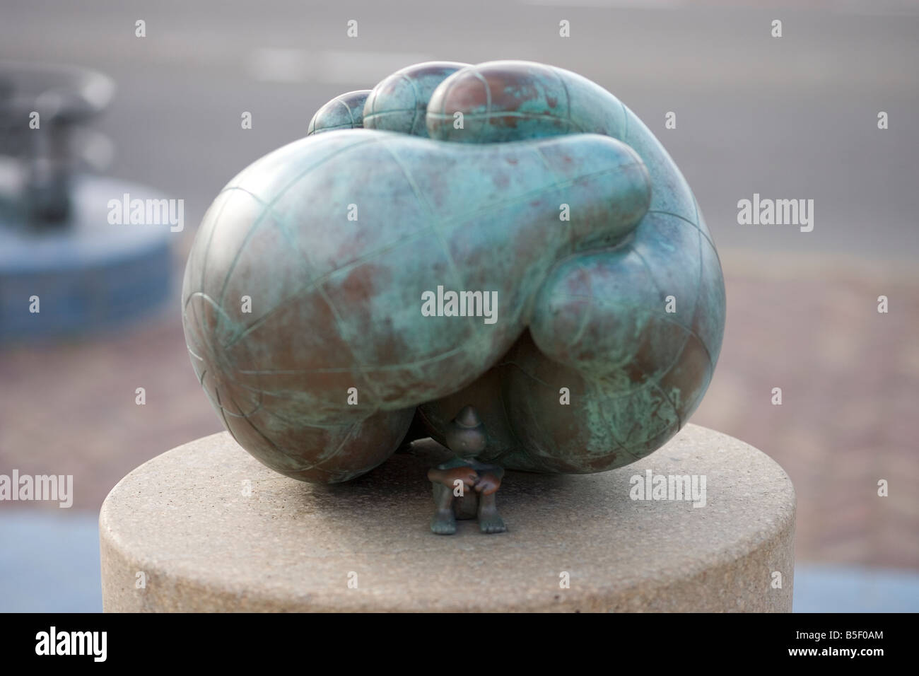 Un Tom Otterness scultura, Scheveningen, Olanda - " due mondi" Foto Stock