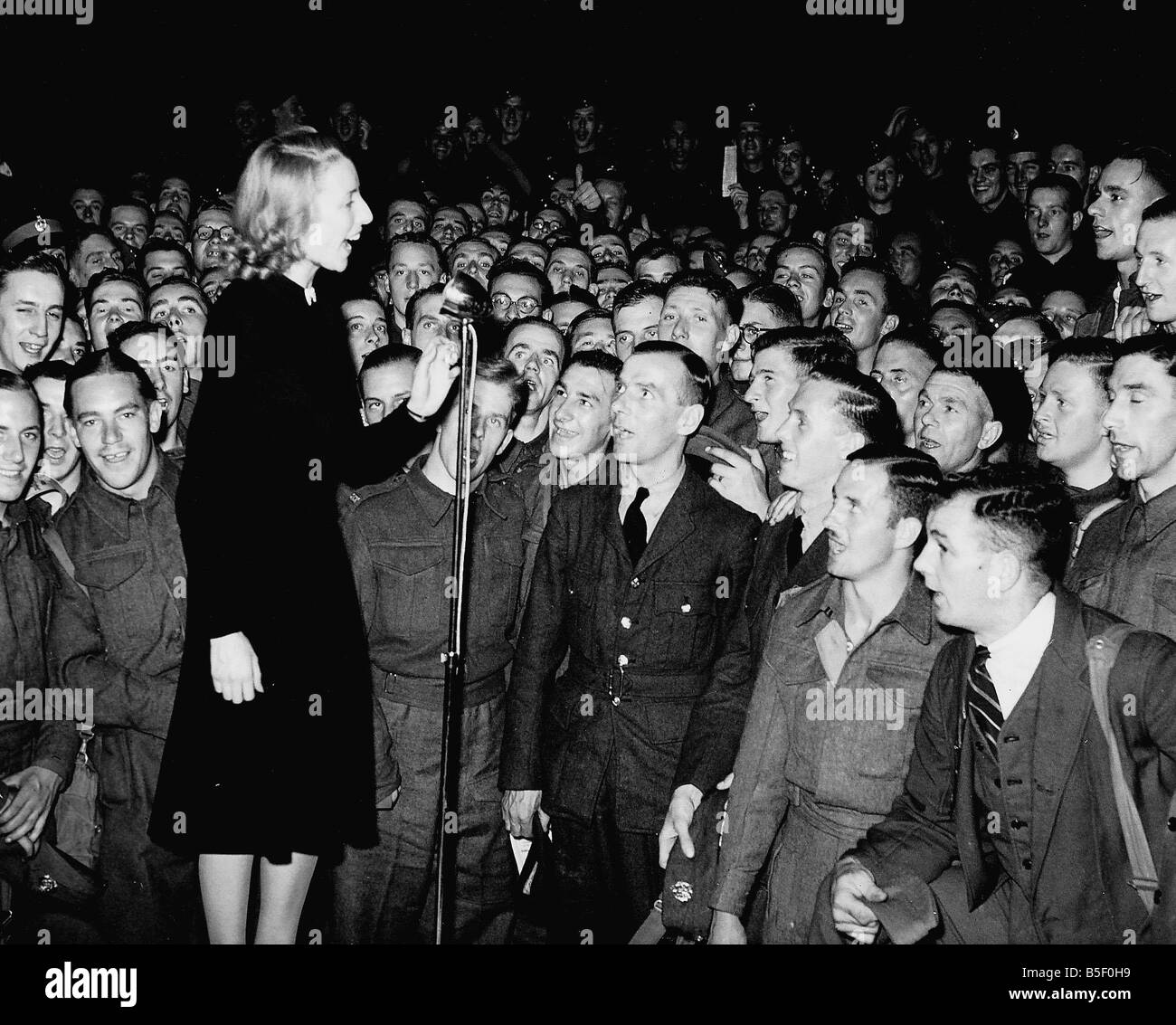 Vera Lynn famoso cantante e cuore palpito di truppe britanniche durante il WW2 II visto il suo divertente truppe MSI Dbase WW2 Foto Stock