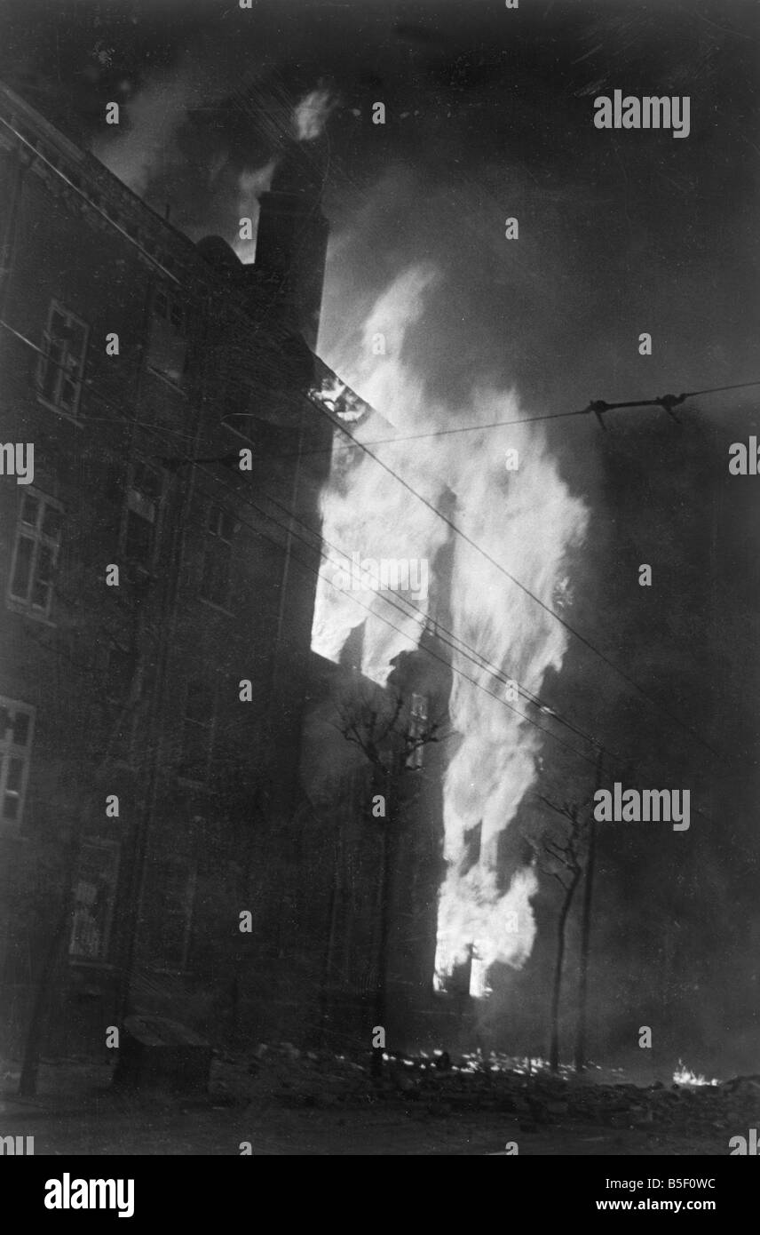 Un edificio in Grays Inn Road, Londra su avanti dopo una notte di bombardamenti nel blitz durante la Seconda Guerra Mondiale;Aprile 1941 Foto Stock