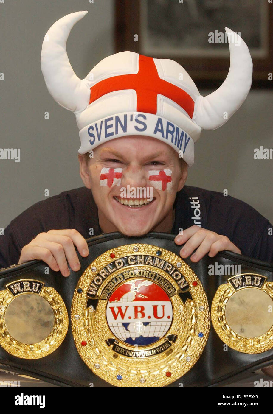 Campione del Mondo boxeur Ricky Hatton visto qui ottenere dietro England football team prima della loro Euro 2004 partita di qualificazione contro il Liechtenstein Settembre 2003 Foto Stock