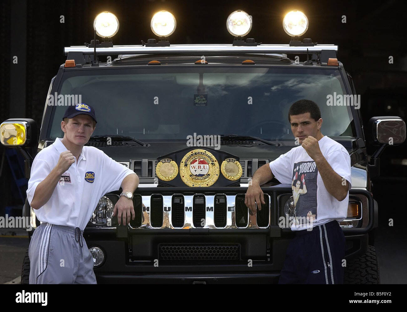 Ricky Hatton e Aldo Rios visto qui in piedi di fronte a Hummvee Hummer auto per promuovere thir Light Welterweight titolo di lotta Settembre 2003 Foto Stock