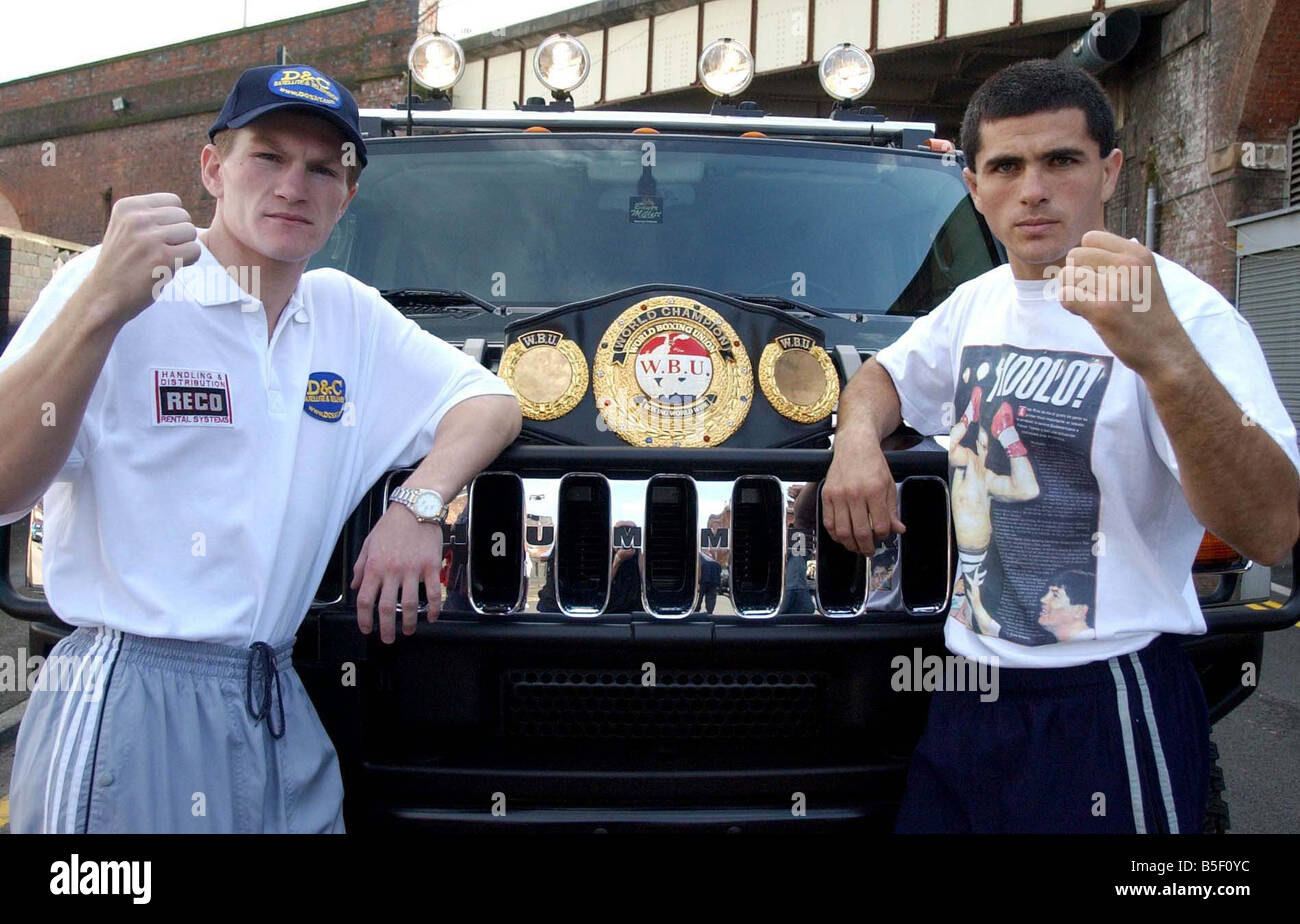 Ricky Hatton e Aldo Rios visto qui in piedi di fronte a Hummvee Hummer auto per promuovere thir Light Welterweight titolo di lotta Settembre 2003 Foto Stock