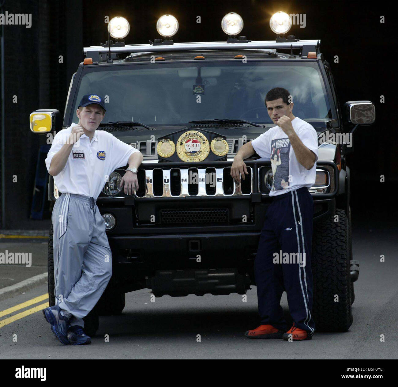 Ricky Hatton e Aldo Rios visto qui in piedi di fronte a Hummvee Hummer auto per promuovere thir Light Welterweight titolo di lotta Settembre 2003 Foto Stock