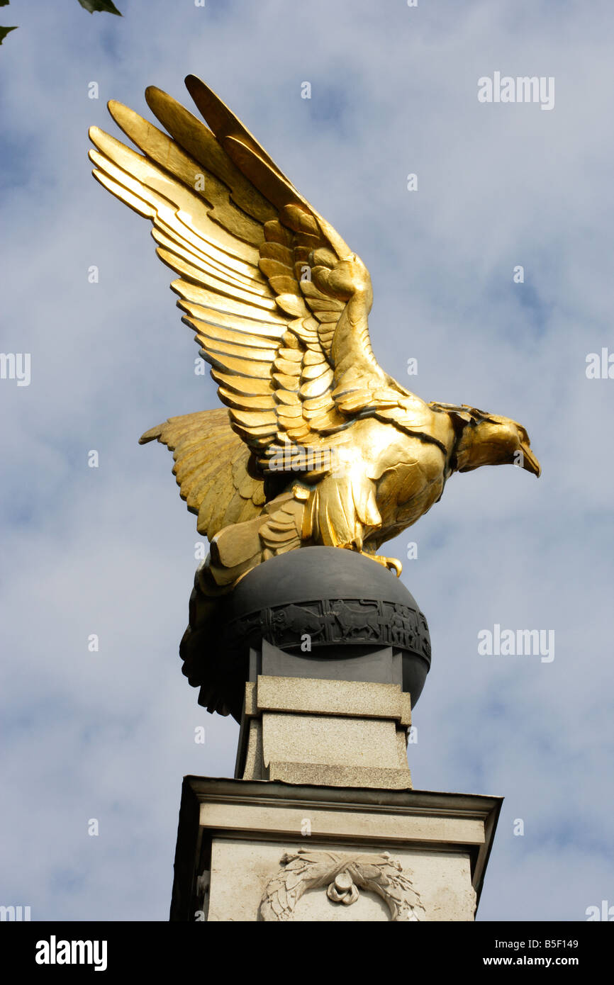 Golden Eagle RAF memorial Embankment London Foto Stock