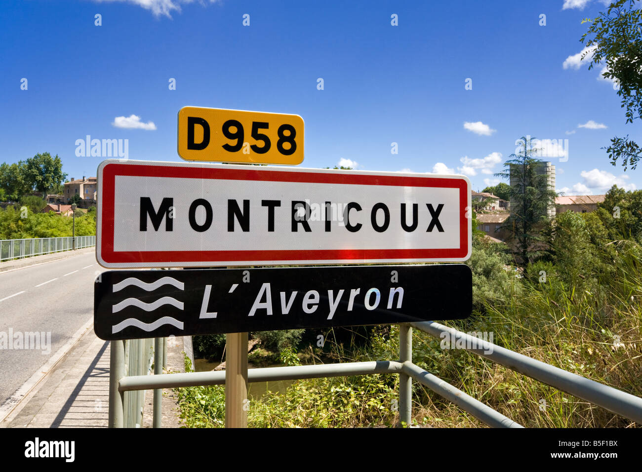 Il francese cartello stradale - Città nome di luogo, D Numero della strada e sul fiume segno al villaggio di Montricoux, Tarn et Garonne, Francia, Europa Foto Stock