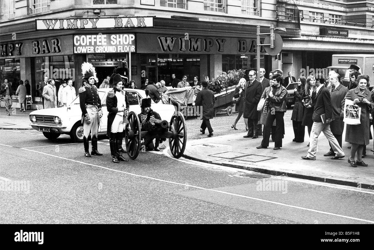 L'assedio di Oxford Street 1972 è stata messa a tacere in tre minuti in piano da un unico vigile l assedio iniziò quando un piuttosto sacchetto mixed dei Russi e Francesi ufficiali del 1812 led vintage da Napoleone e tirando un cannone ha preso posizioni di battaglia a Londra s Oxford street Foto Stock