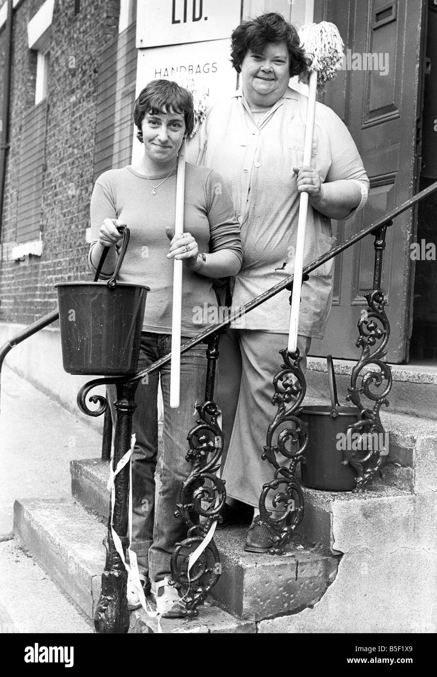 Onorevole Eileen Fair a sinistra e la signora Audrey Brown membri del duro lavoro pulitori operativa di Co Foto Stock