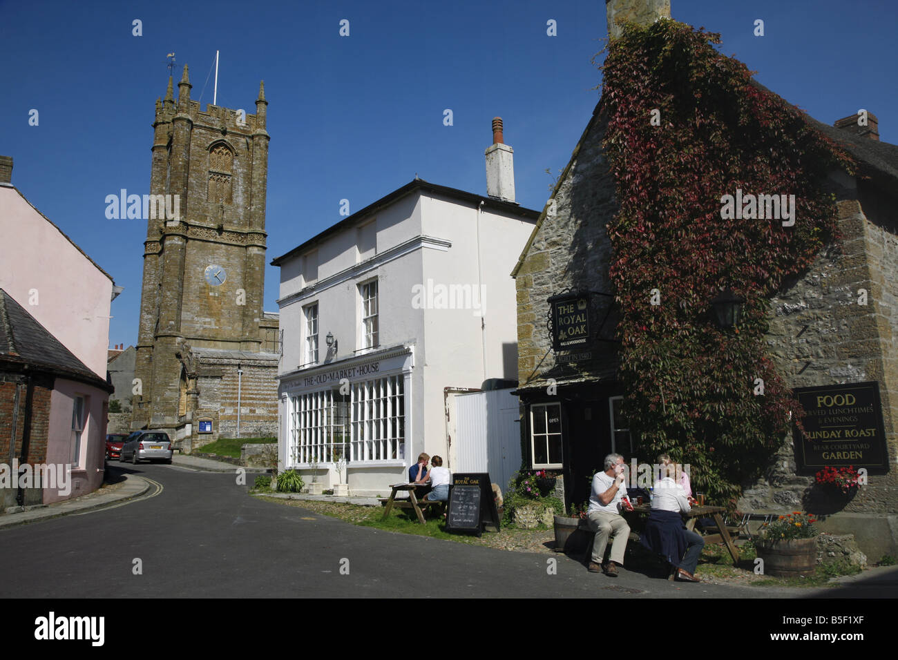 Santa Maria Vergine Chiesa, il vecchio mercato House e Royal Oak Pub nel pittoresco villaggio di Cerne Abbas Foto Stock