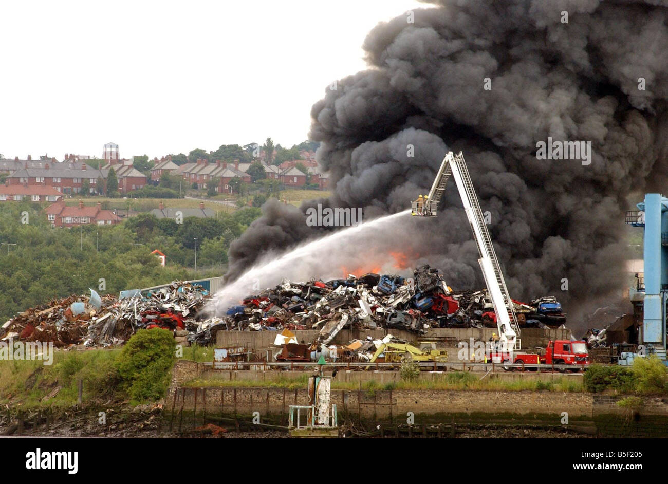 I vigili del fuoco di affrontare un tripudio al metallo europeo Robinson riciclaggio di rottami di metallo cantiere sulla strada di fabbrica in Blaydon Foto Stock