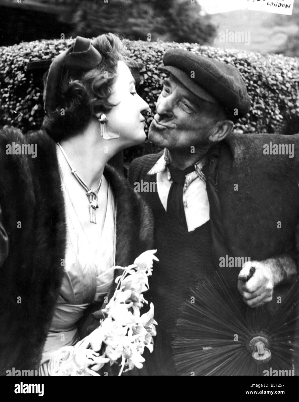 E i migliori auguri di buona fortuna detto 75 anno vecchio spazzacamino Sam nero come Egli baciò la sposa a Hampstead Register Office Foto Stock