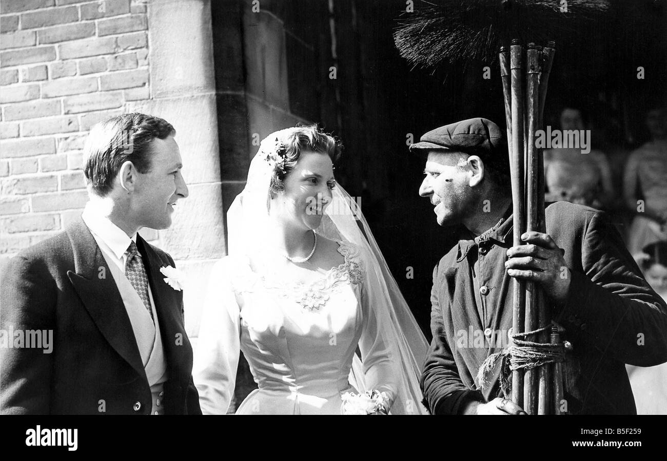 Uno spazzacamino che intendono la sposa buona fortuna al suo matrimonio circa nel 1960 Foto Stock