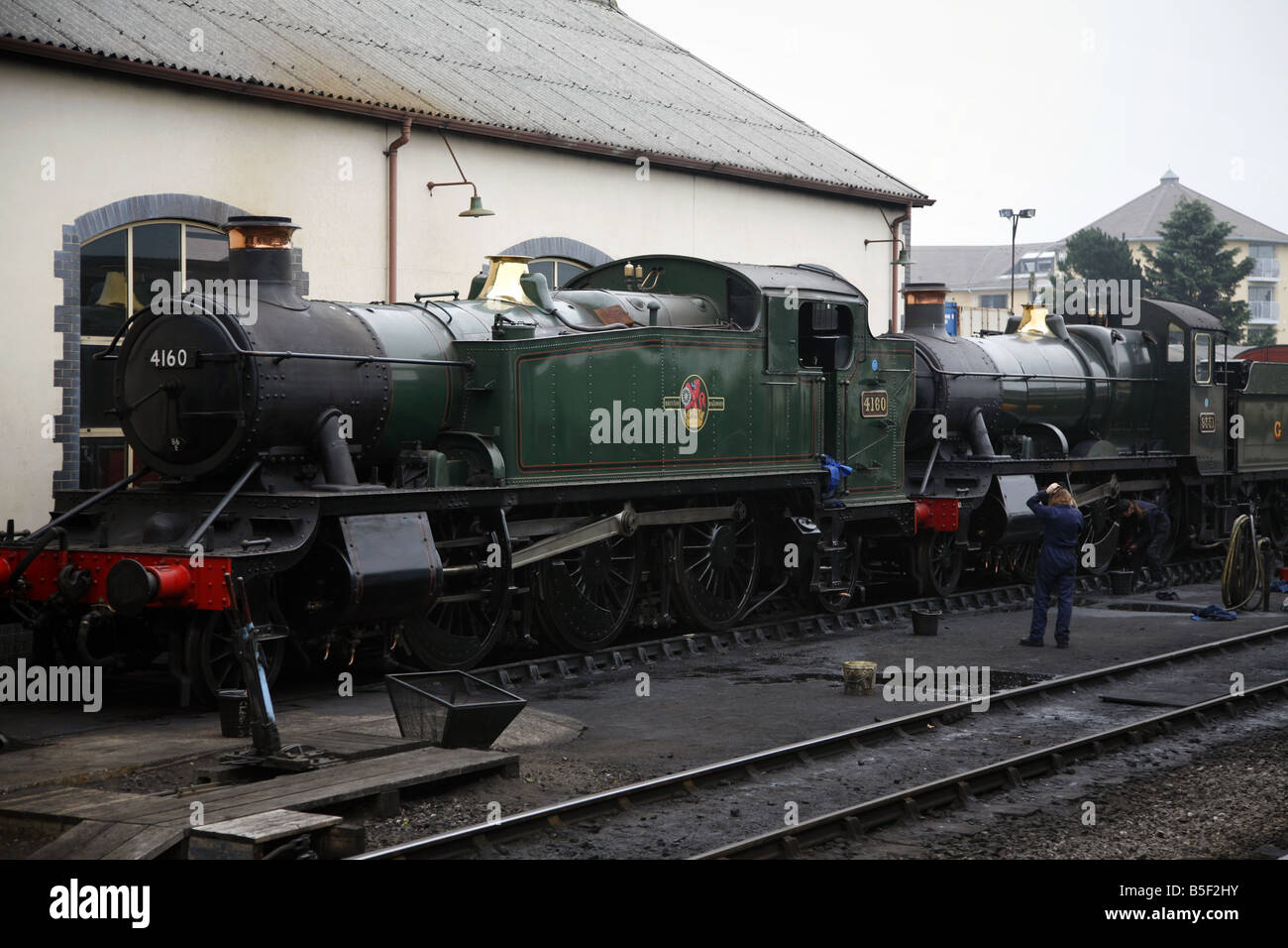 Motori a vapore in prossimità del motore capannoni della West Somerset Railway a Minehead Foto Stock