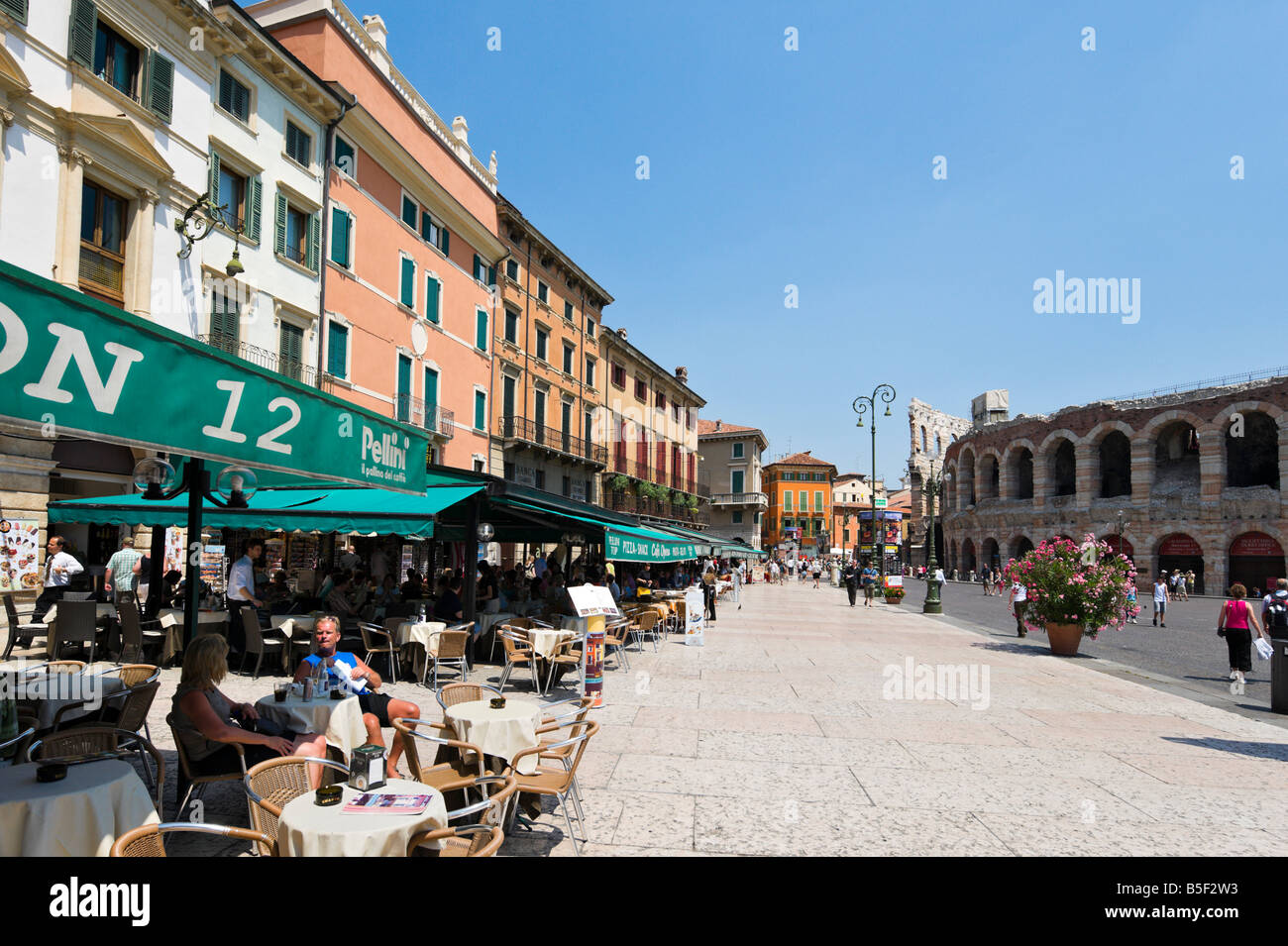 Cafe di strada di fronte all'Arena (anfiteatro) in Piazza Bra, Verona, Veneto, Italia Foto Stock