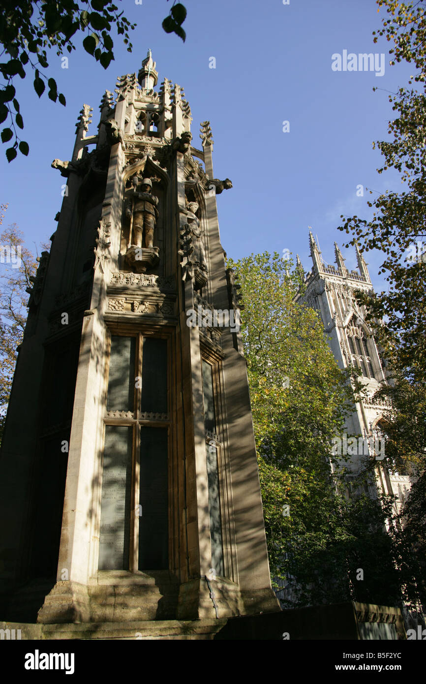 Città di York, Inghilterra. George Frederick Bodley progettato Boer War Memorial a Duncombe Place. Foto Stock