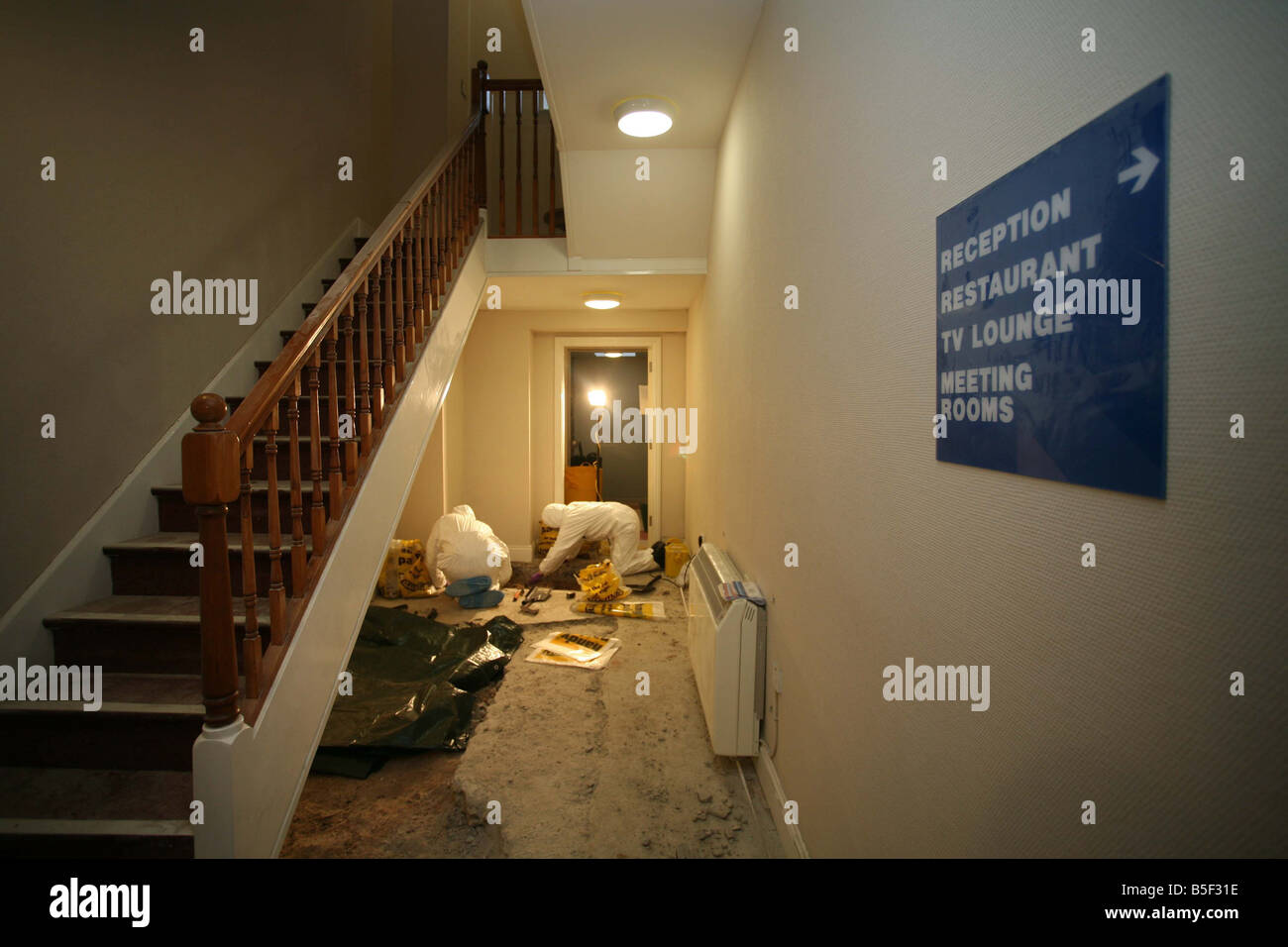 Foto da Harry pagina Daily Mirror 29 02 08 parole da Victoria Ward la polizia cerca all'interno di HAUTE DE LA GARRENNE cantina porta è Foto Stock