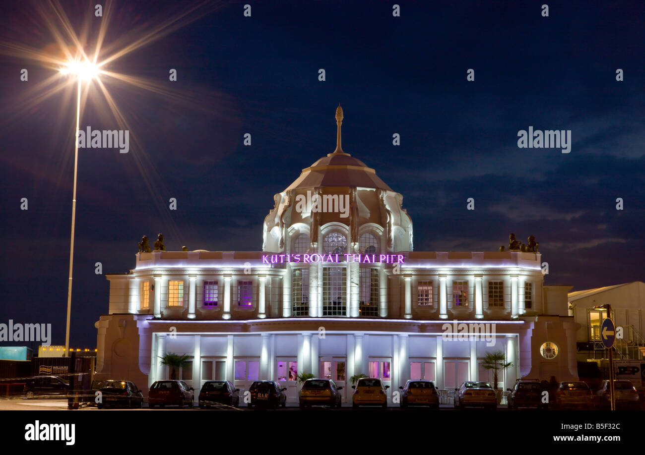 Il Royal Pier edificio ora un ristorante Thai si affaccia su acqua di Southampton Southampton Hampshire Inghilterra Foto Stock