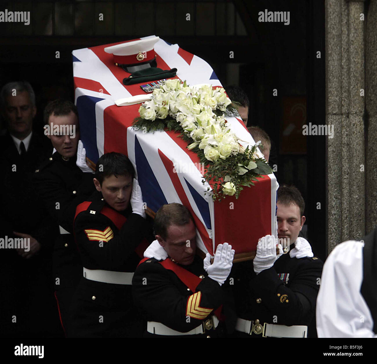 Funerali di Royal Marine Cpl Damian Mulvihill 32 era in lutto da 600 led ieri dalla fidanzata Lisa Fichett 31 a un funerale con gli onori militari nella sua città di Plymouth Cpl Mulvihill è stato ucciso da una bomba in Afghanistan il mese scorso 05 03 08 Foto Stock