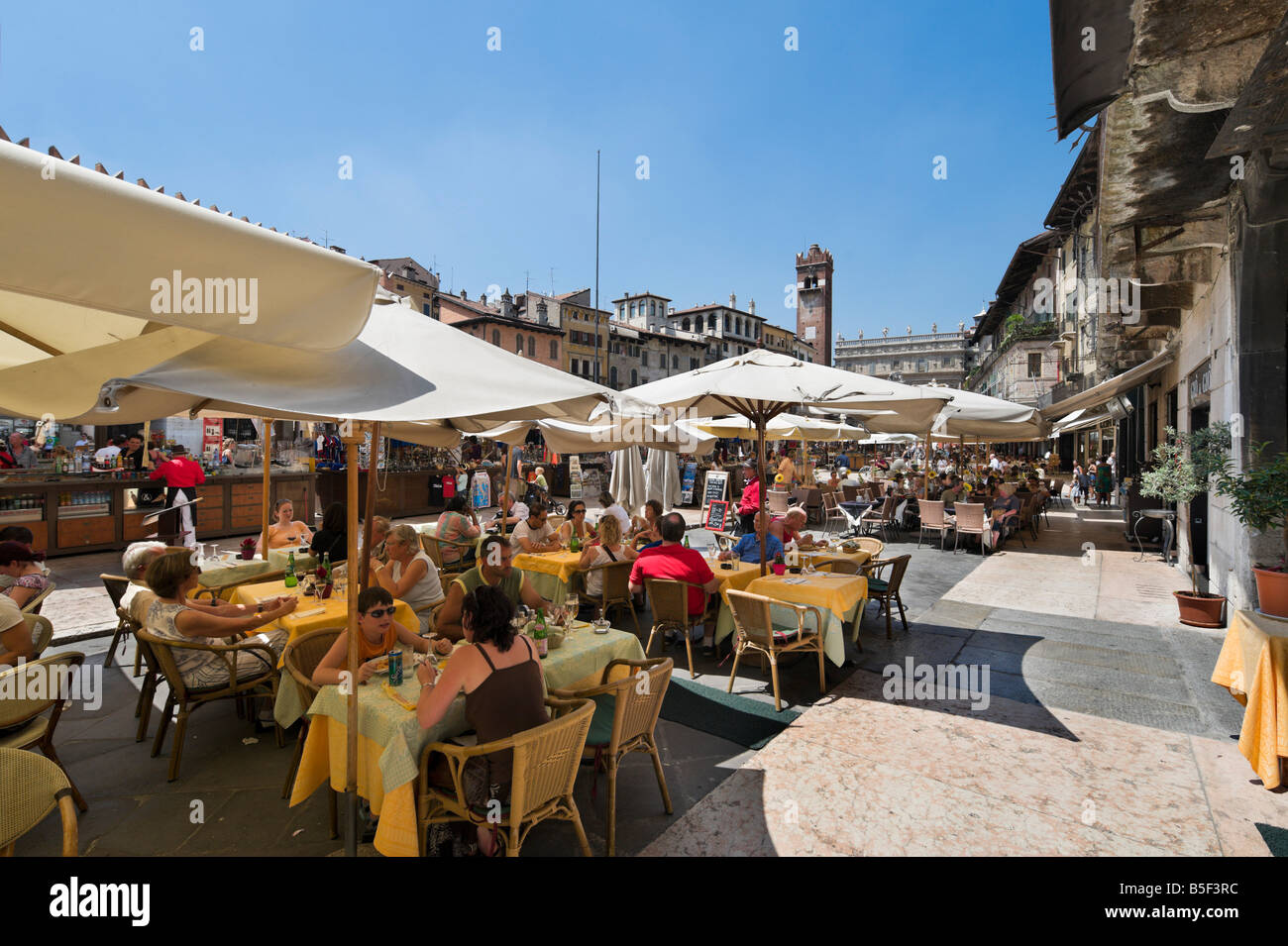 Street cafe in Piazza delle Erbe, Verona, Veneto, Italia Foto Stock